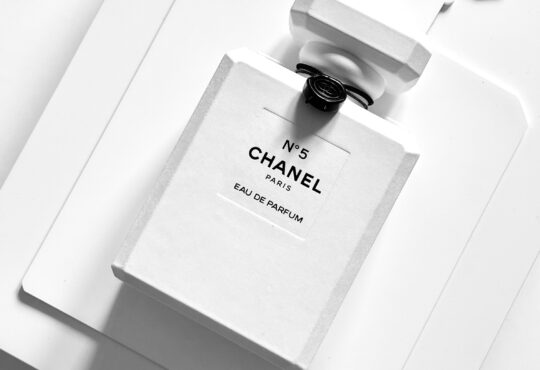 CHANEL Nº5 Limited Holiday Edition – The Candy Perfume Boy